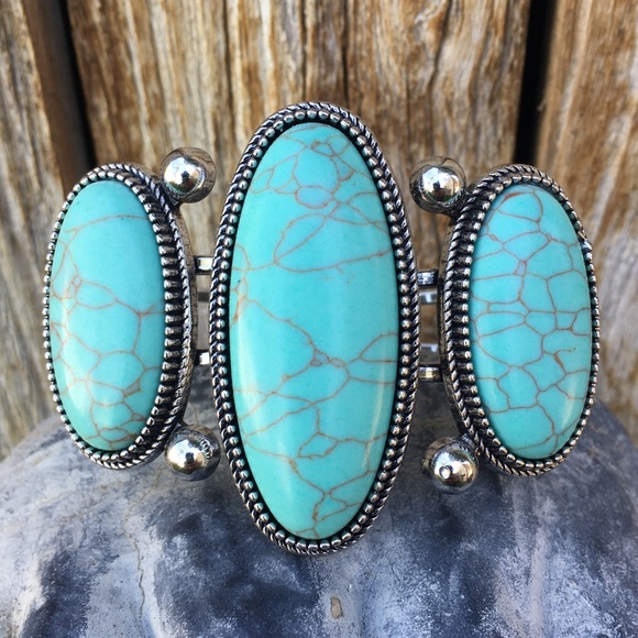 Turquoise Silver Hardware Bracelet & Earrings - Picture 2 of 11